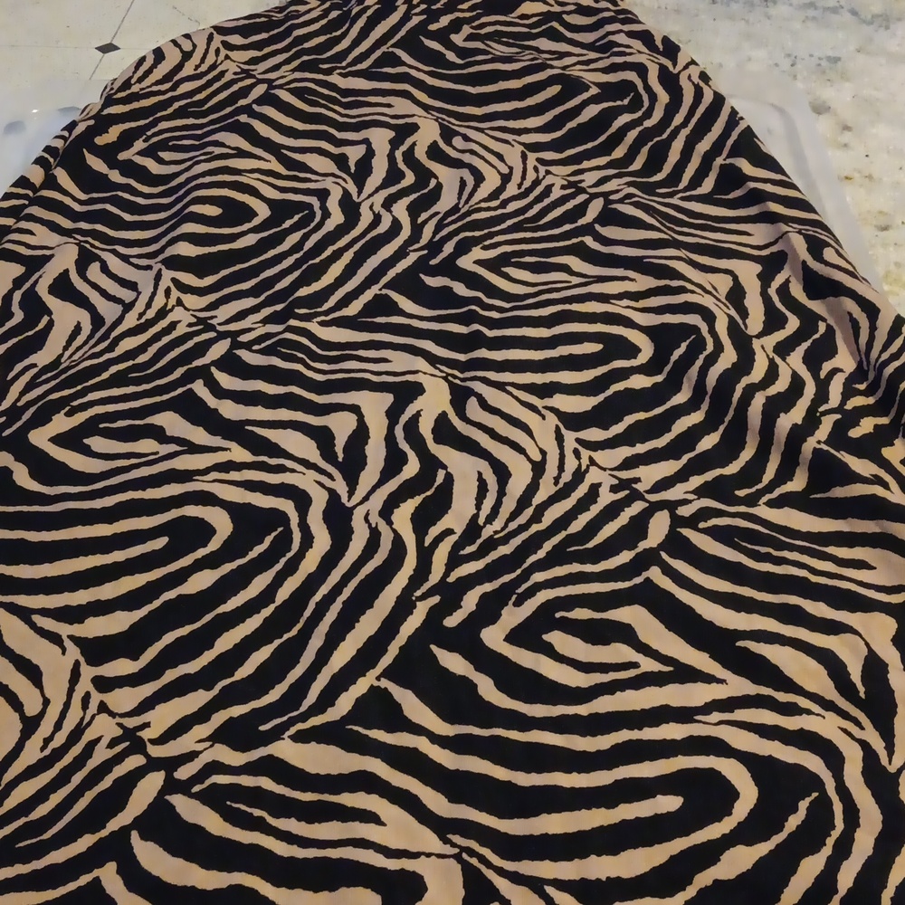Dress with a spit and zip up on the side